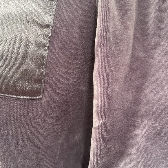 2 piece velvet jogger set with 3 satin pockets and a smooth, snag-free zipper. - Picture 4 of 7